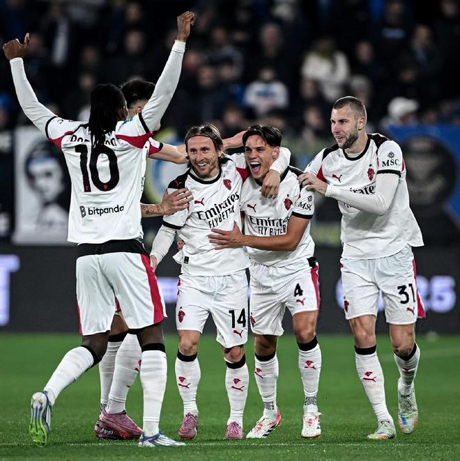 常州举办足球音乐晚会，黄紫昌夫妇甜蜜献唱《小酒窝》