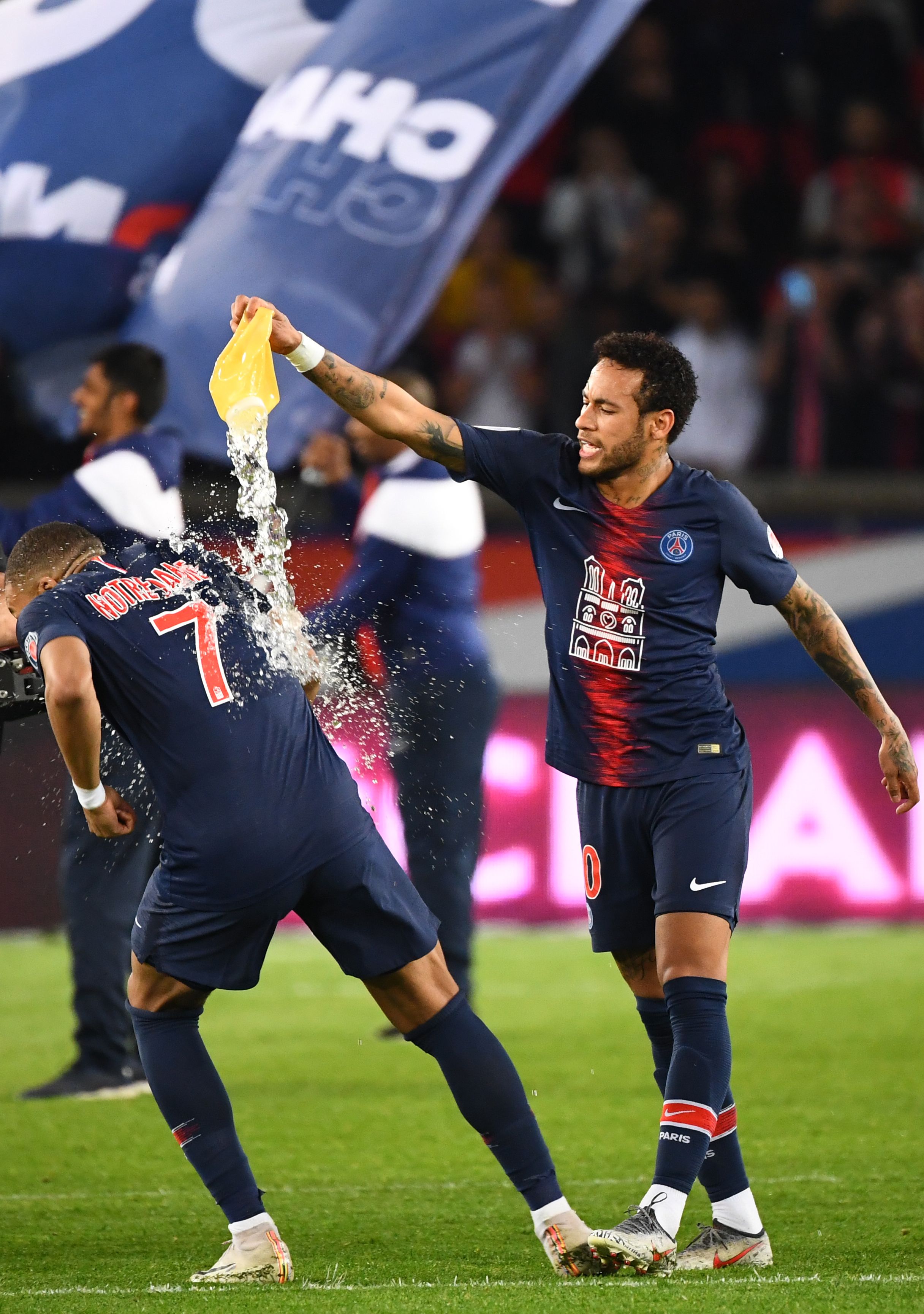 安东内拉偶遇网红街头采访：你是做什么工作的