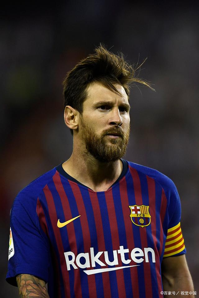 庆祝波兰独立日，莱万将纽约帝国大厦点亮为白红色