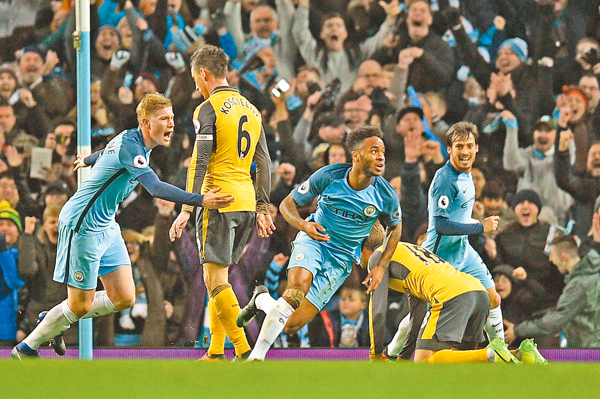 输掉国家德比后，河床球员萨拉斯用拳击打场内拍照的一名人员